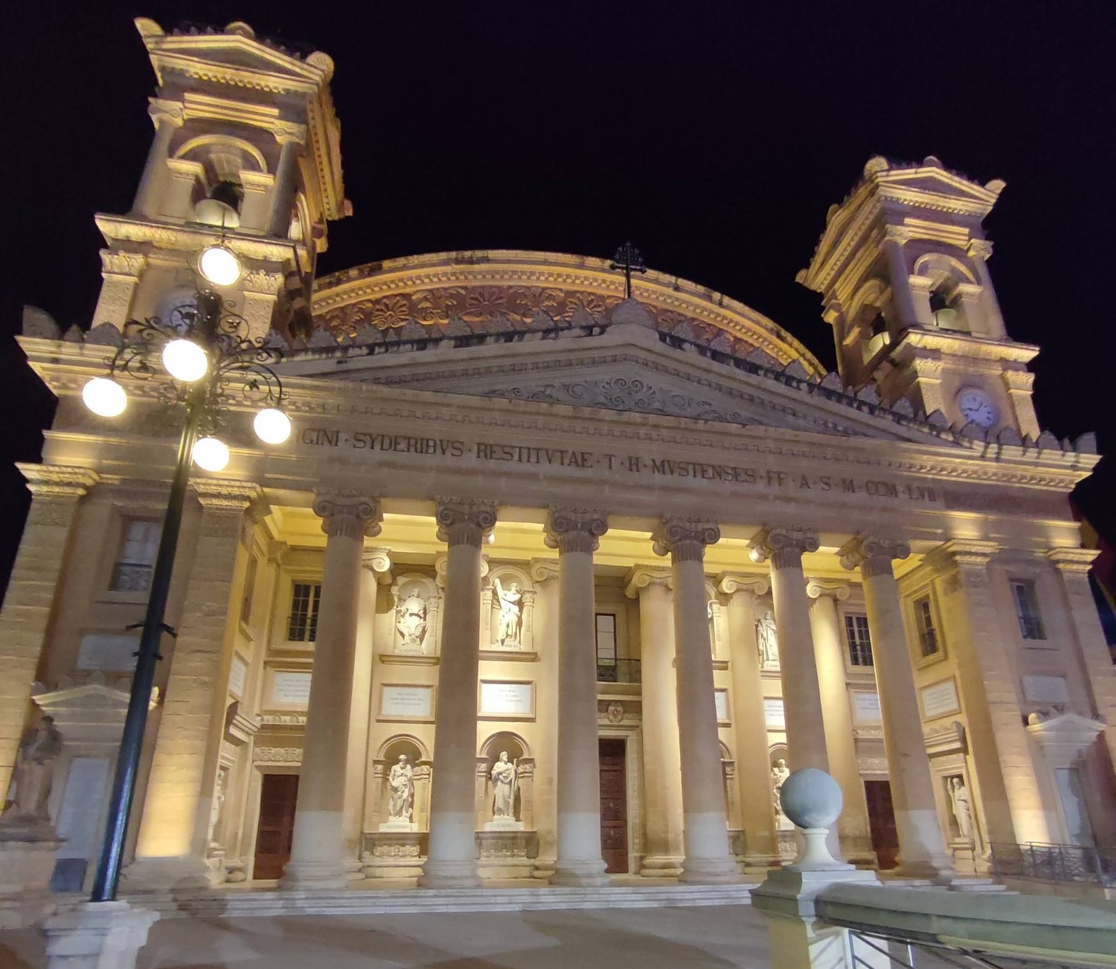 Mosta Sera — Mosta Dome lit at night